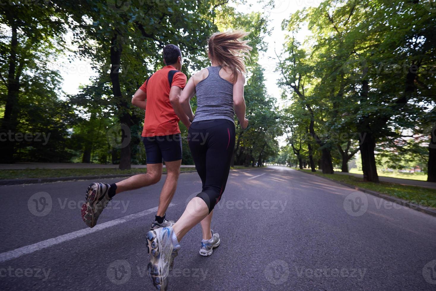 pareja corriendo afuera foto