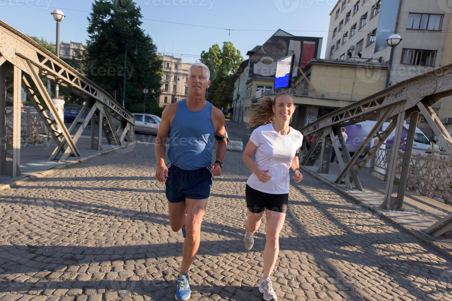 pareja corriendo afuera foto