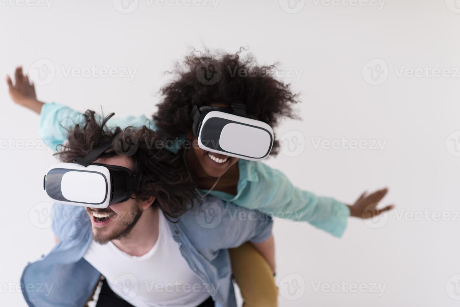 pareja multiétnica obteniendo experiencia usando gafas de auriculares vr foto