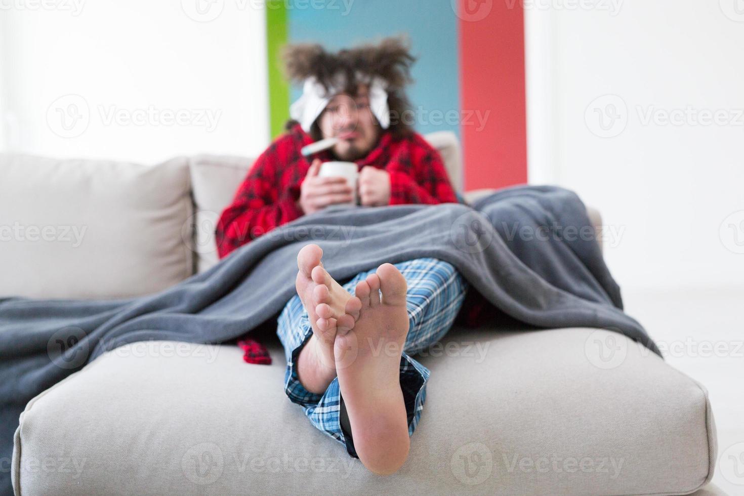 joven con gripe y fiebre foto