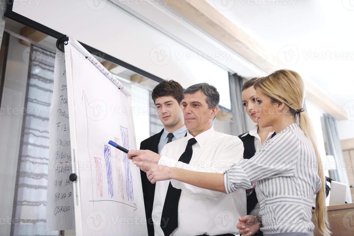 hombre de negocios senior dando una presentación foto