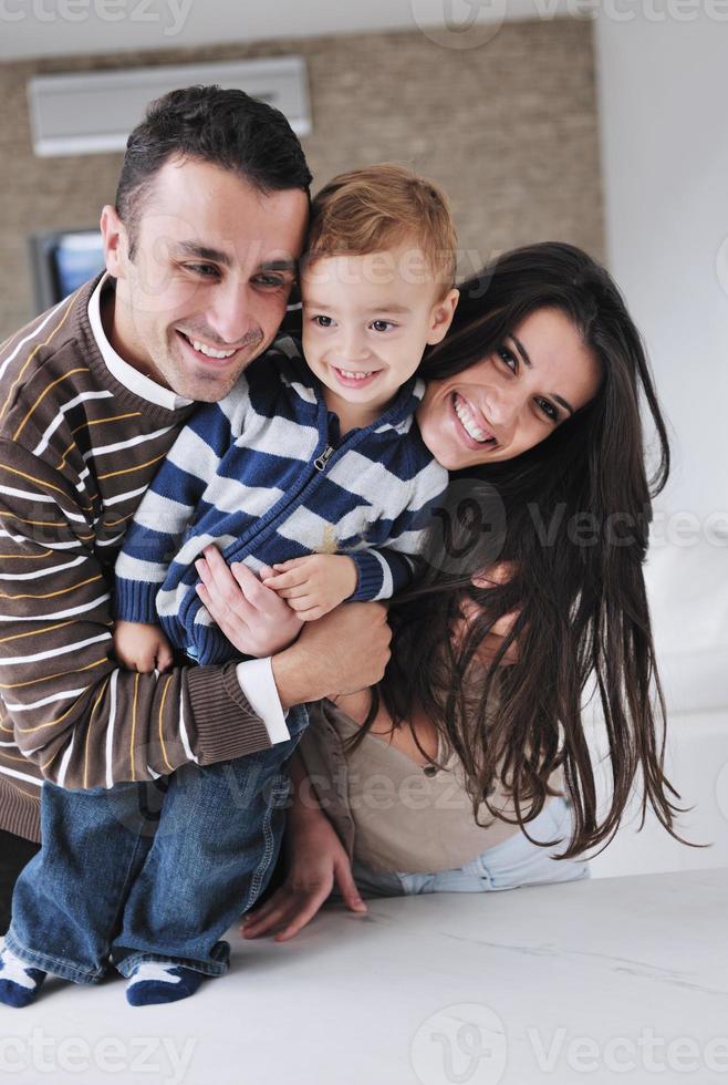 familia joven feliz divertirse en casa foto