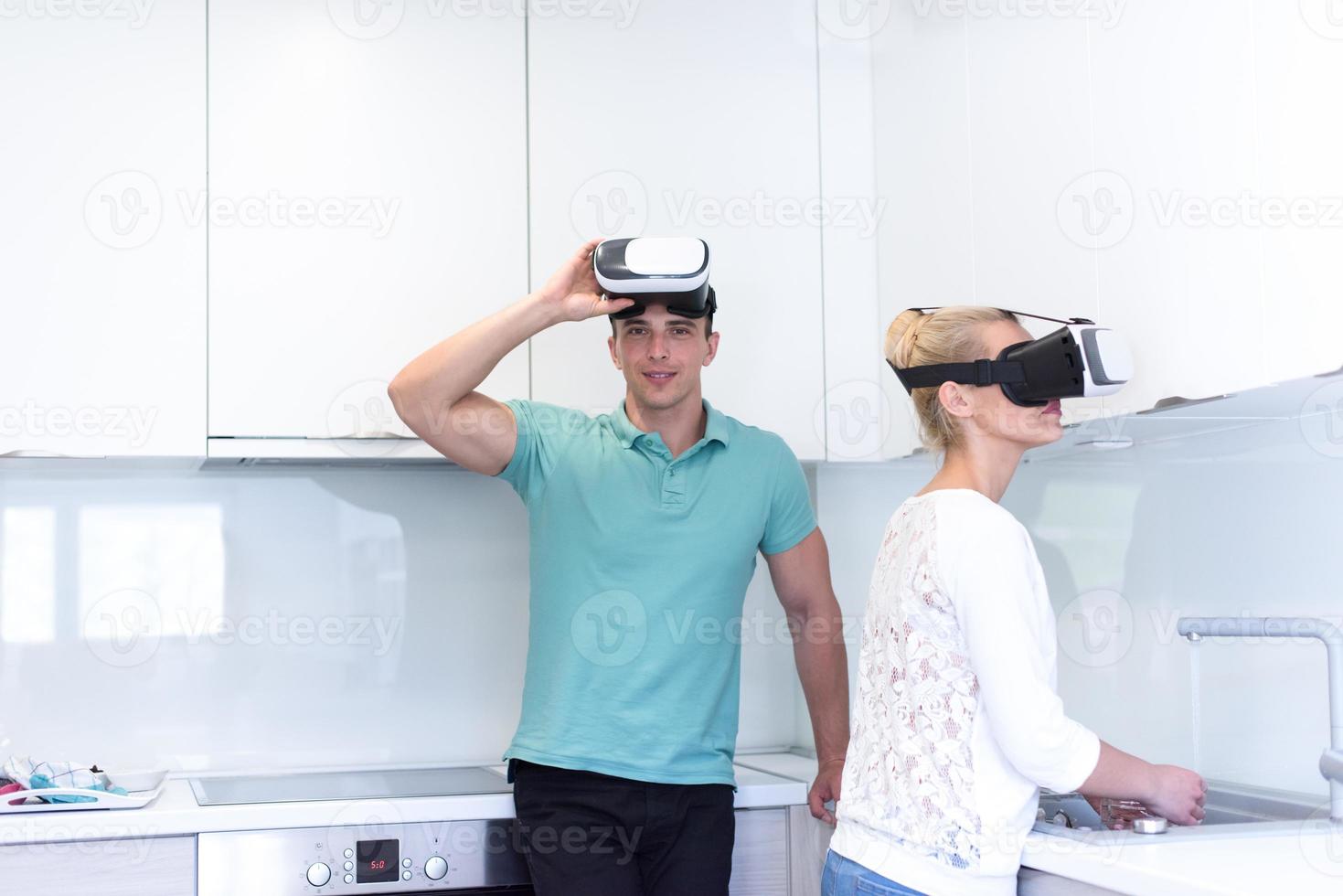 pareja joven usando gafas vr-headset de realidad virtual foto
