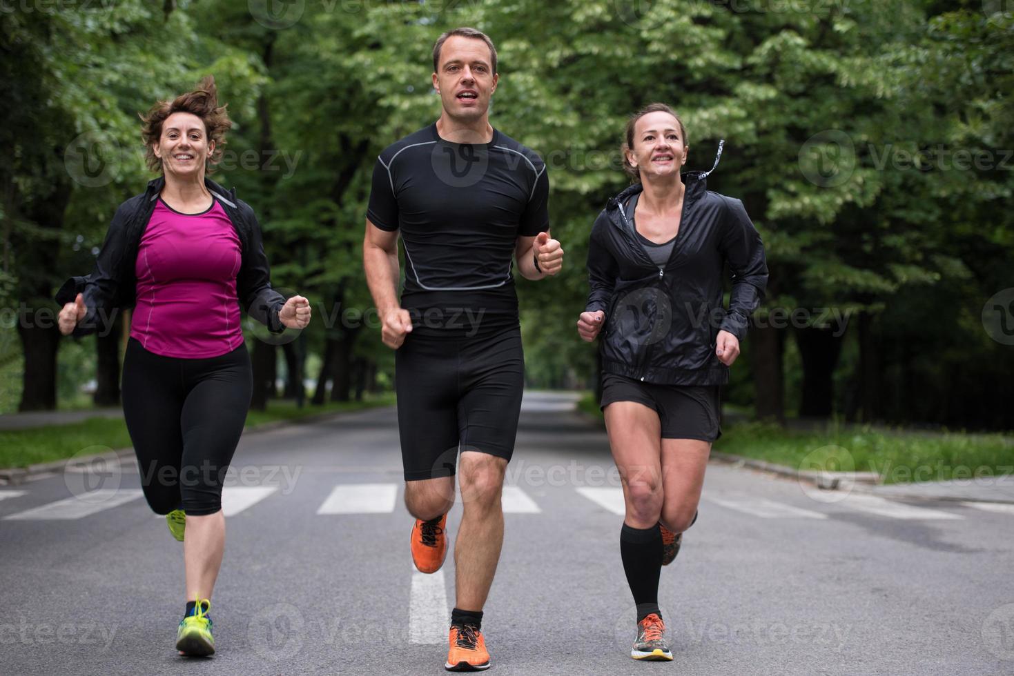 equipo de corredores en el entrenamiento matutino foto