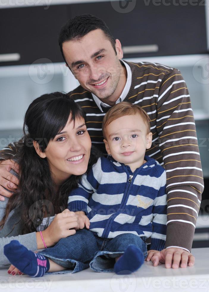 familia joven feliz divertirse en casa foto