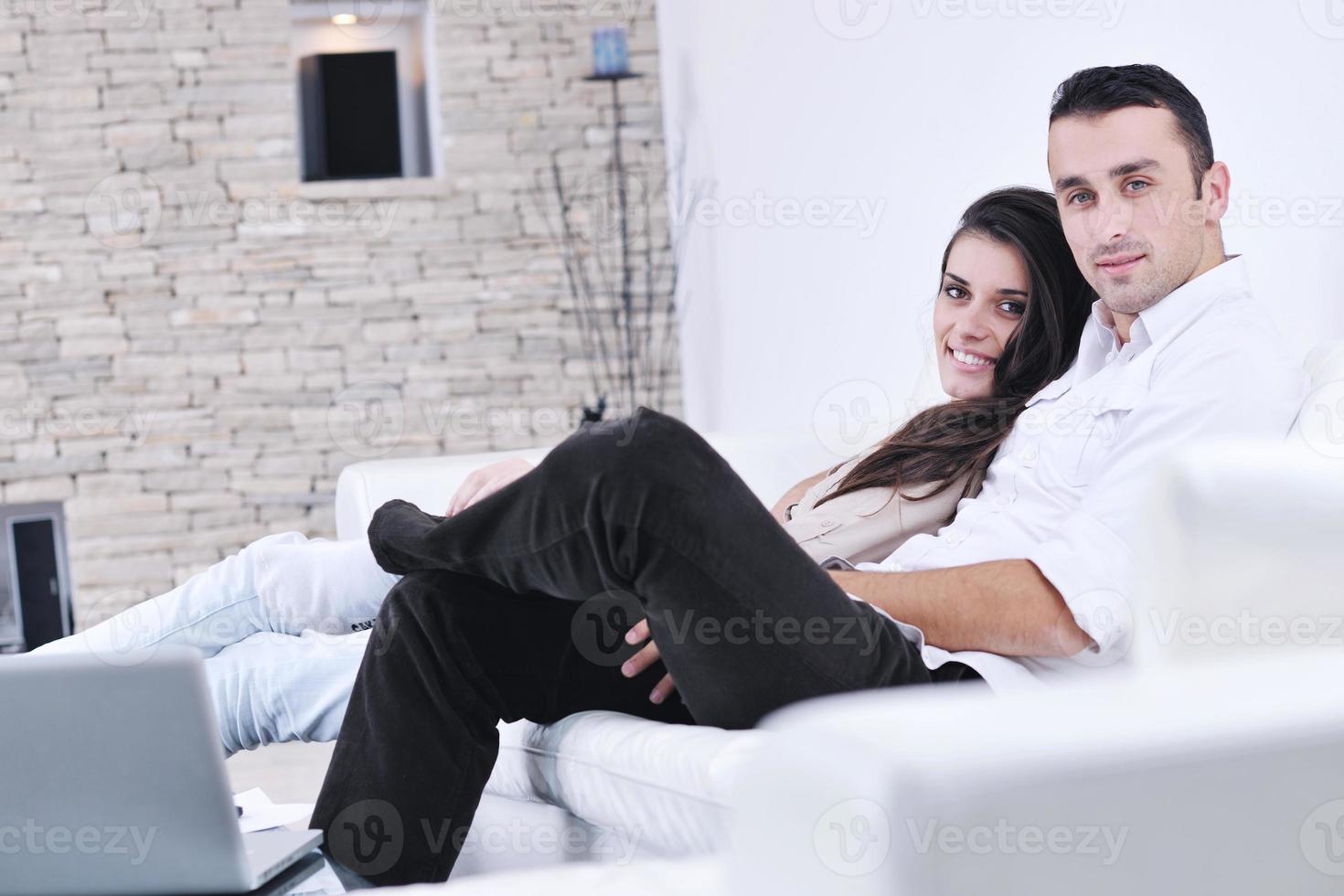 feliz pareja joven relajarse en casa foto