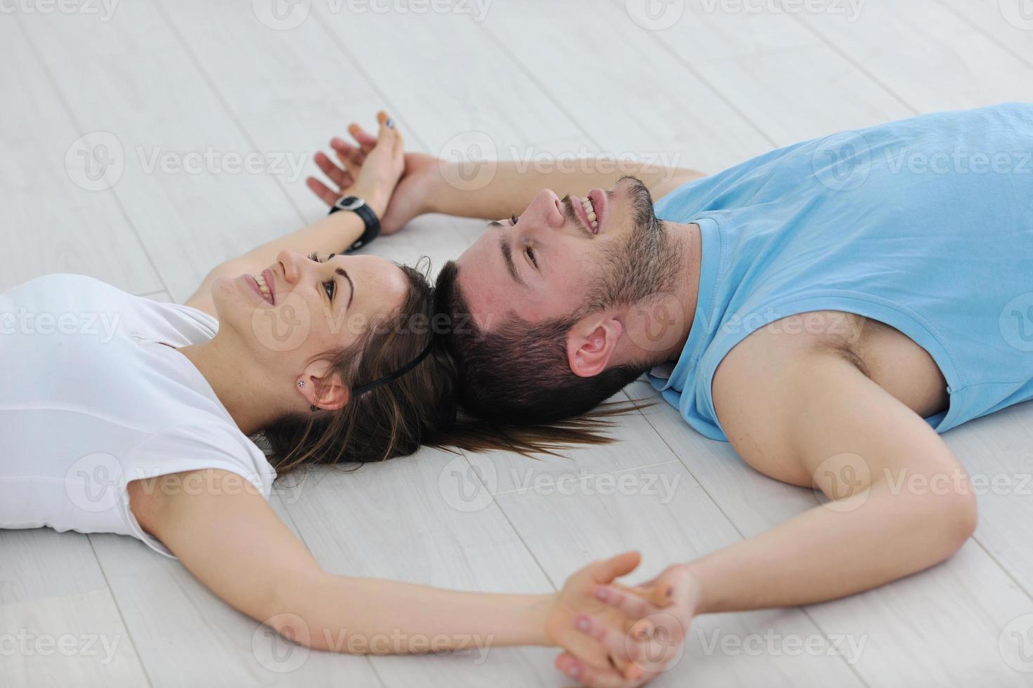 feliz pareja joven entrenamiento físico y diversión foto