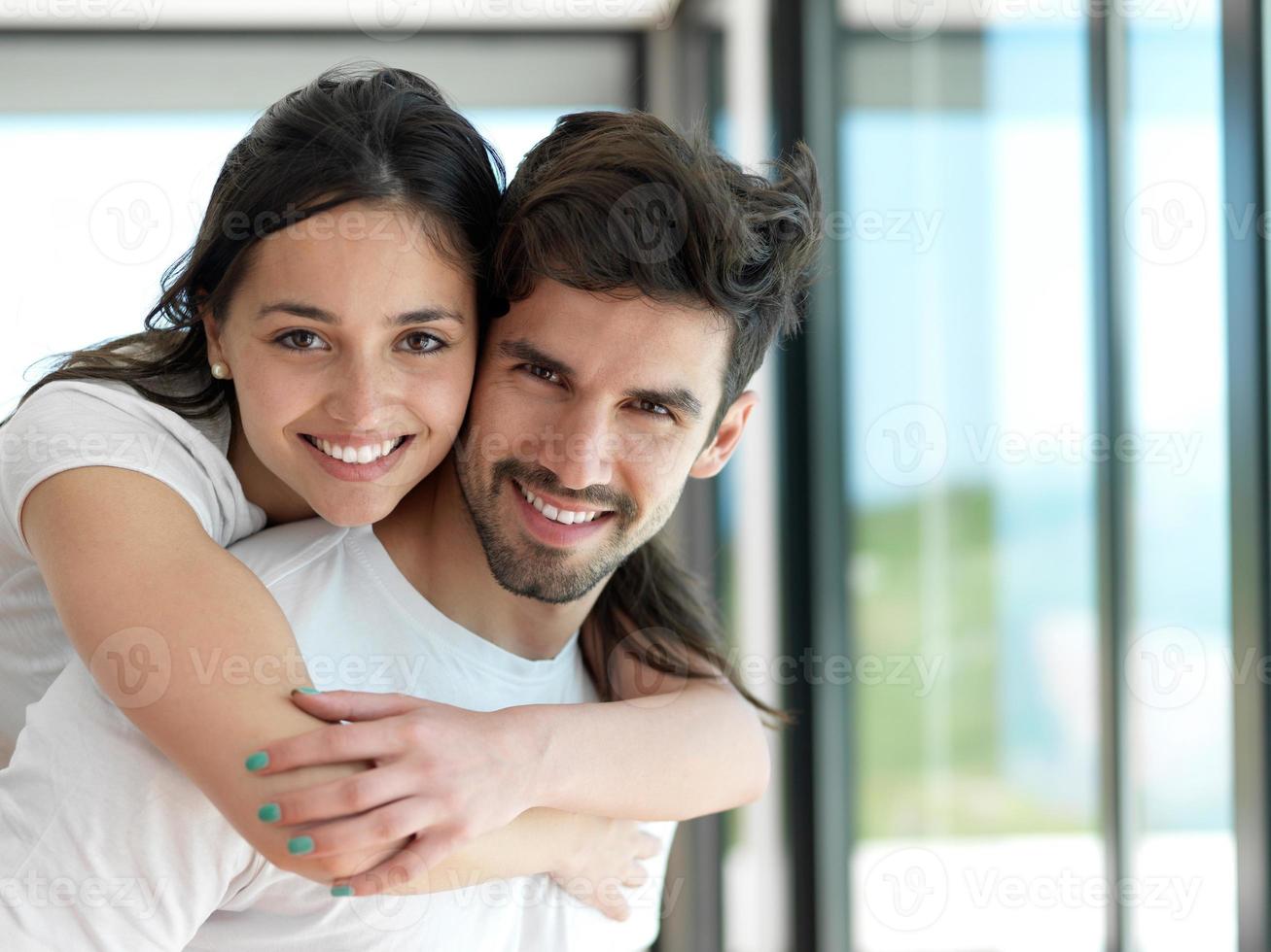 pareja joven relajada en casa foto