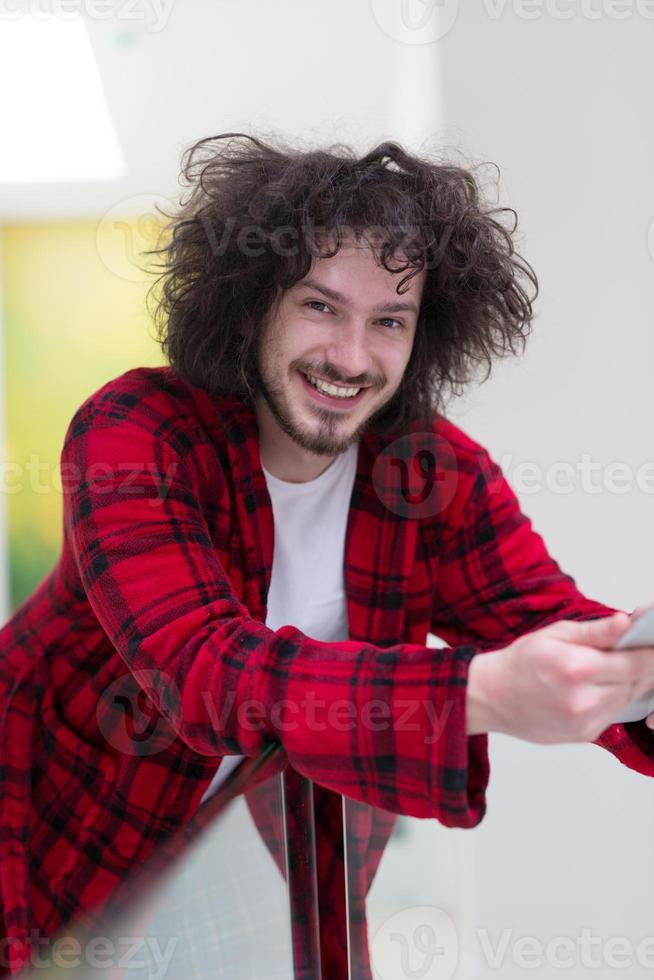 joven autónomo que usa una tableta foto