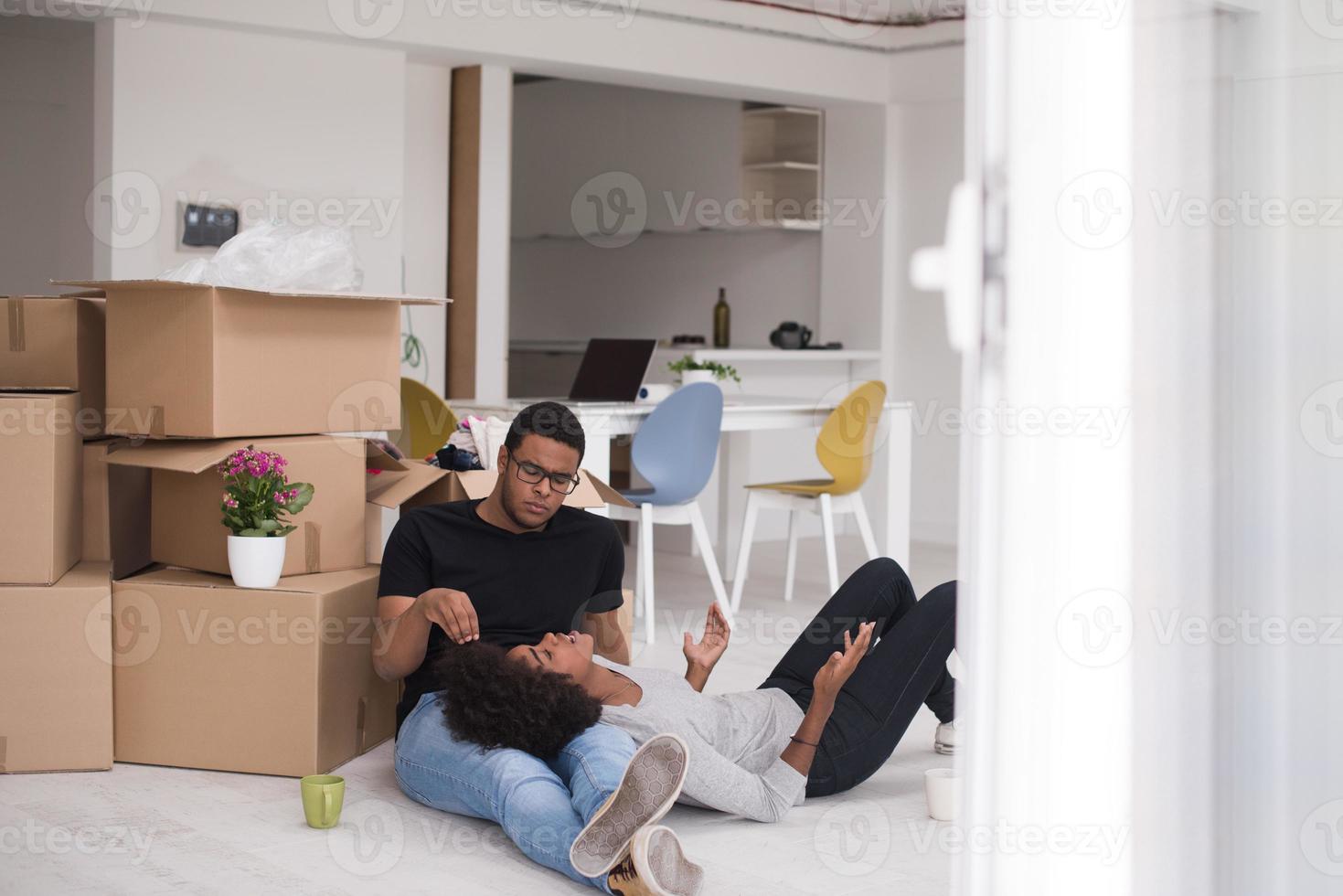 pareja afroamericana relajándose en una casa nueva foto