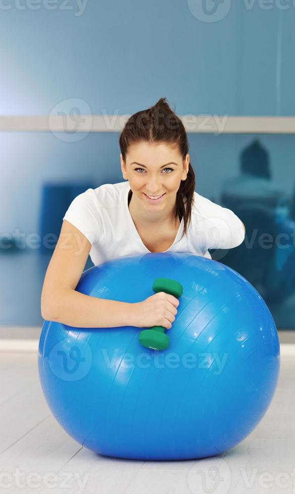 entrenamiento de fitness de mujer con pesas foto
