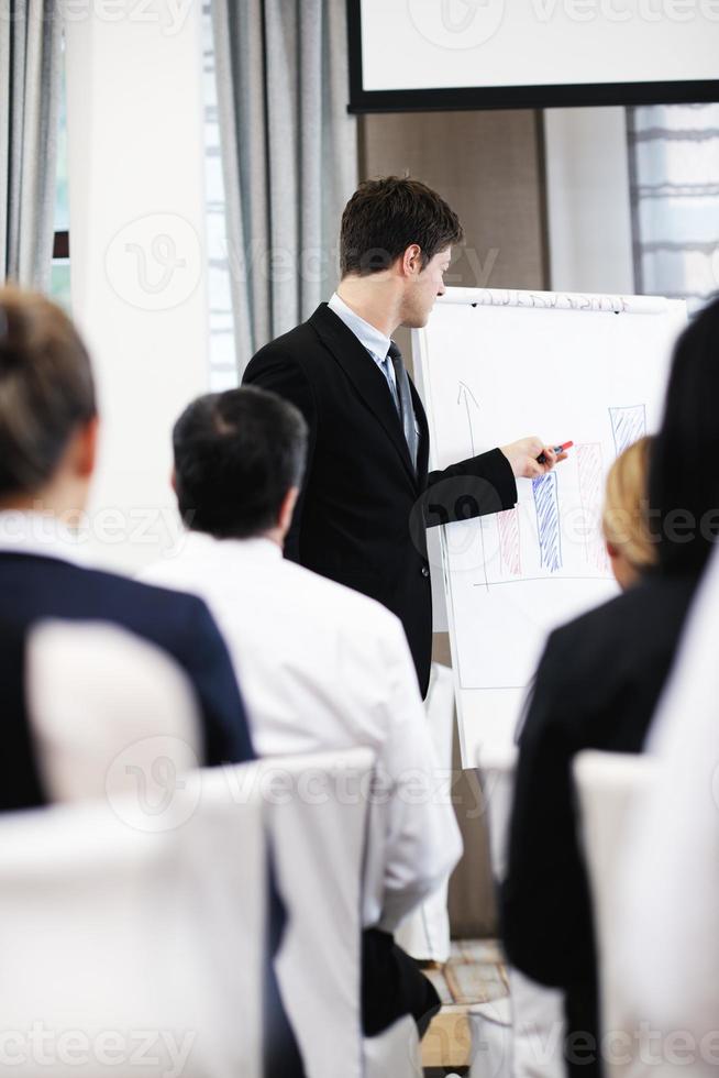 joven hombre de negocios dando una presentación en la conferencia foto