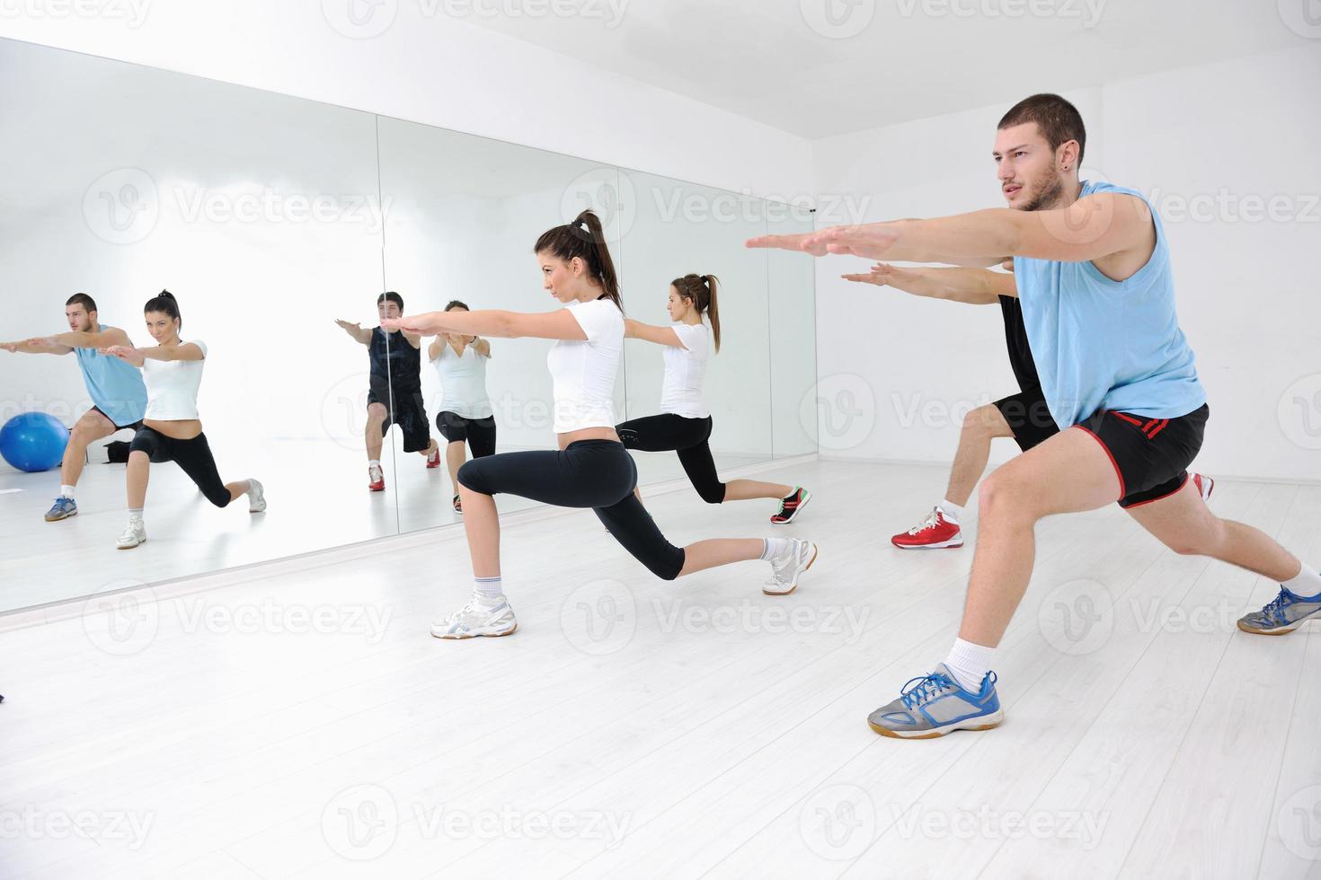 grupo de jóvenes en el gimnasio foto