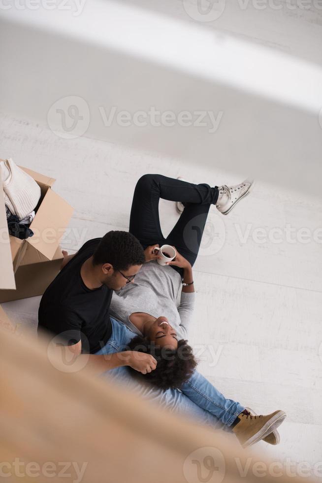 pareja afroamericana relajándose en una casa nueva foto