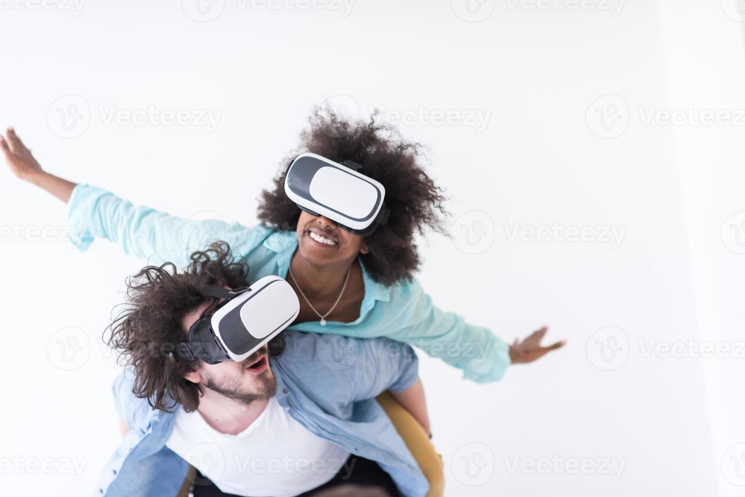 pareja multiétnica obteniendo experiencia usando gafas de auriculares vr foto