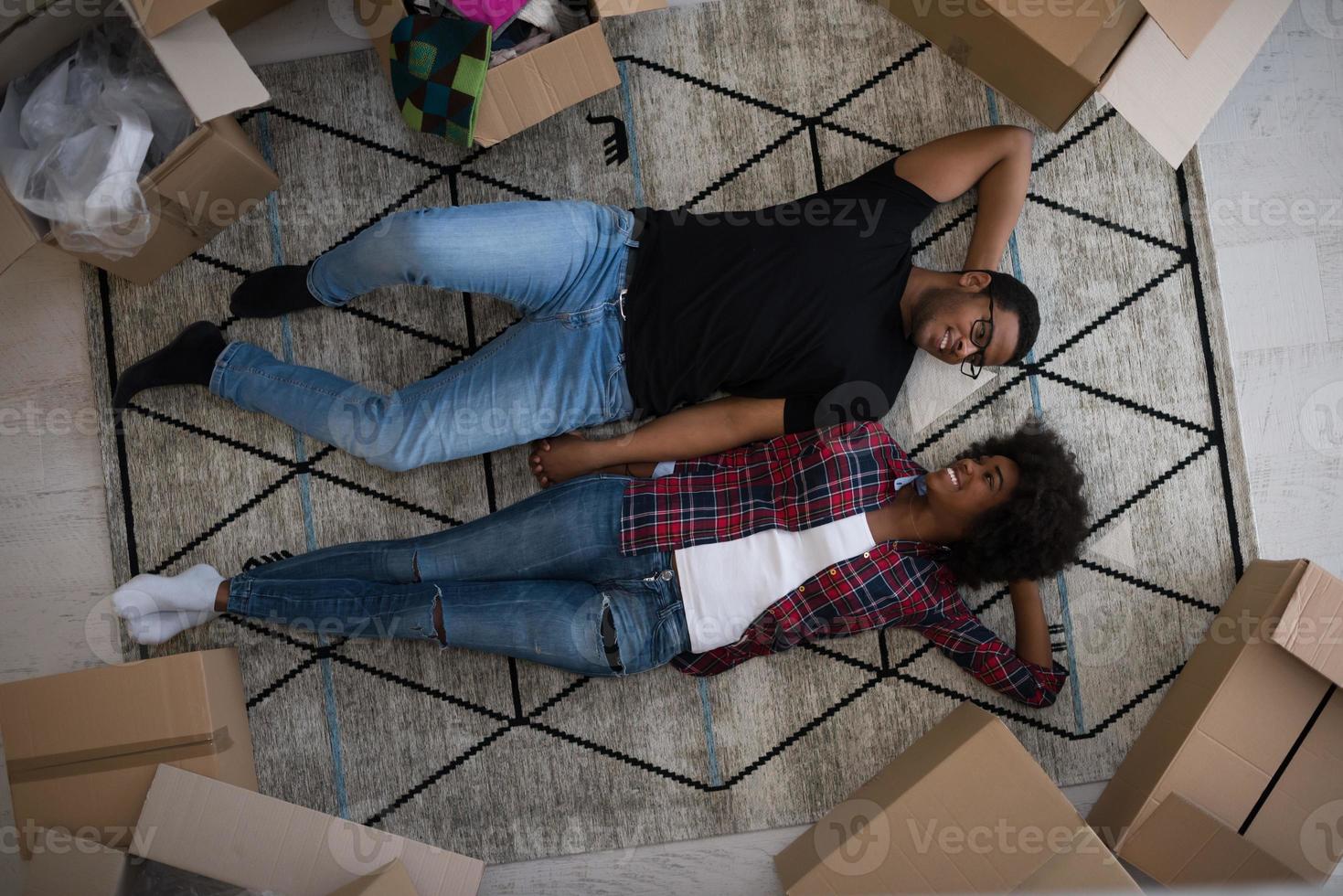 vista superior de la atractiva joven pareja afroamericana foto