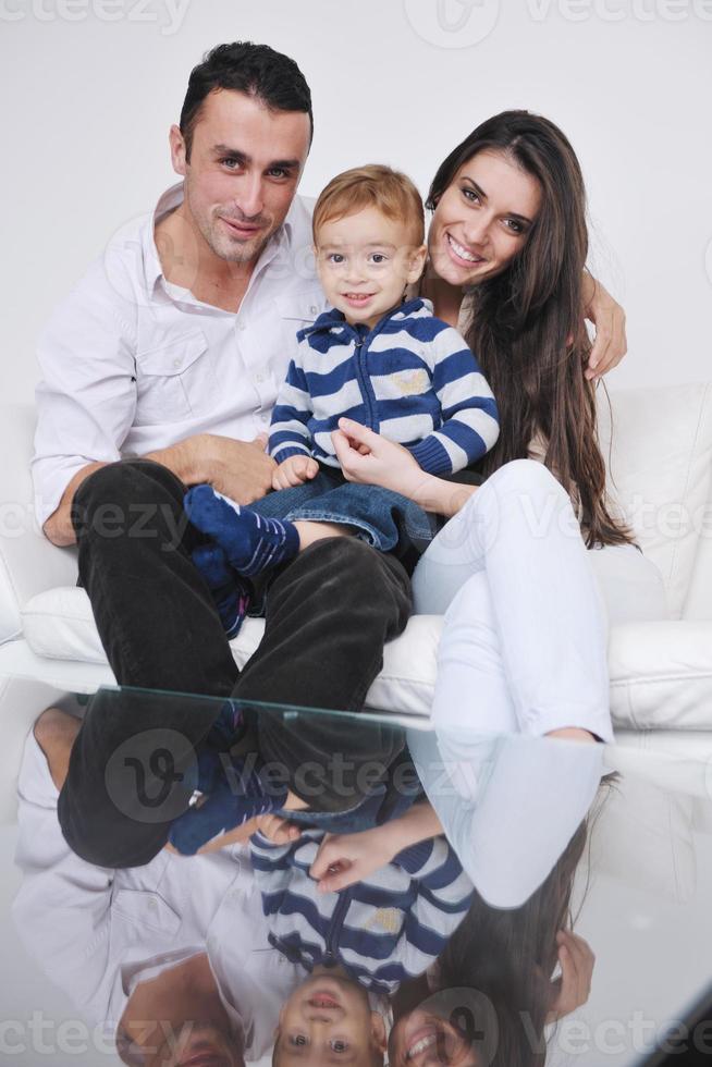 familia joven feliz divertirse en casa foto