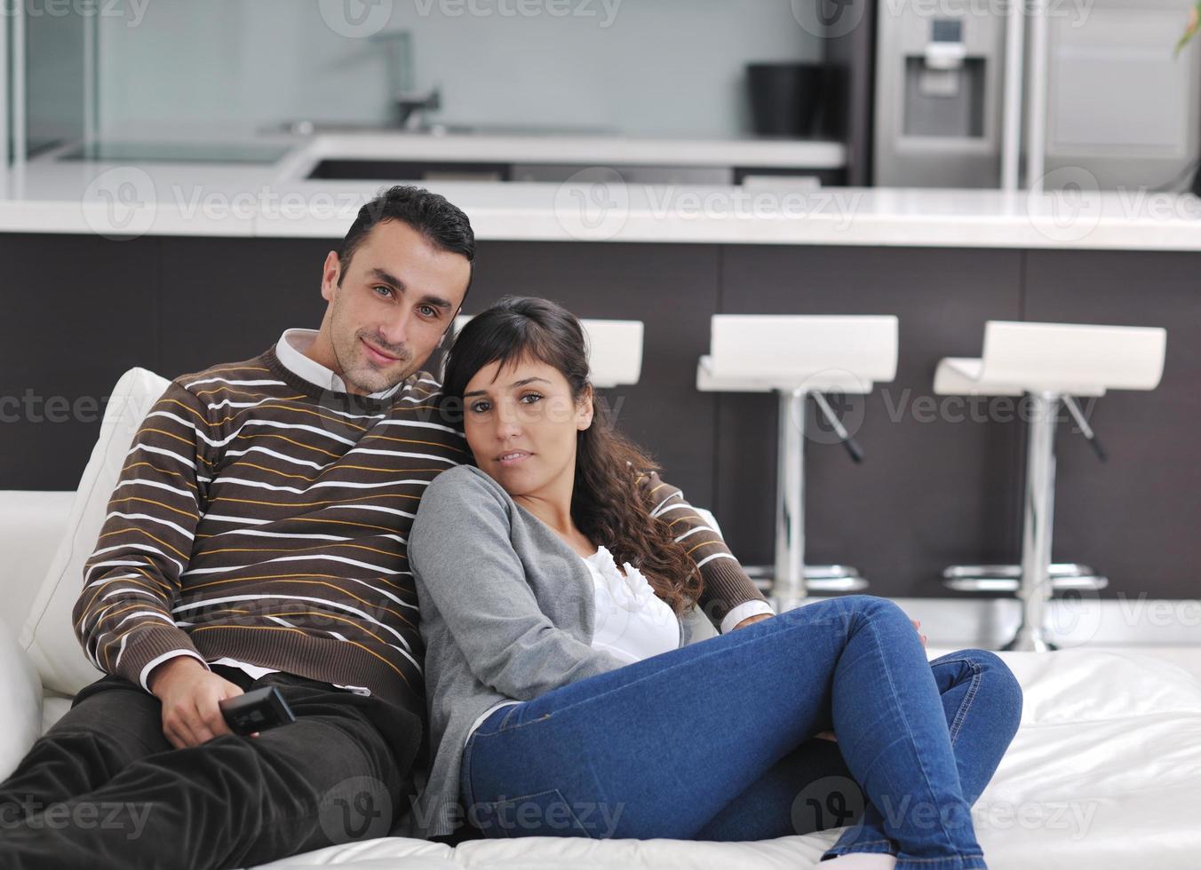 pareja joven relajada viendo la televisión en casa foto