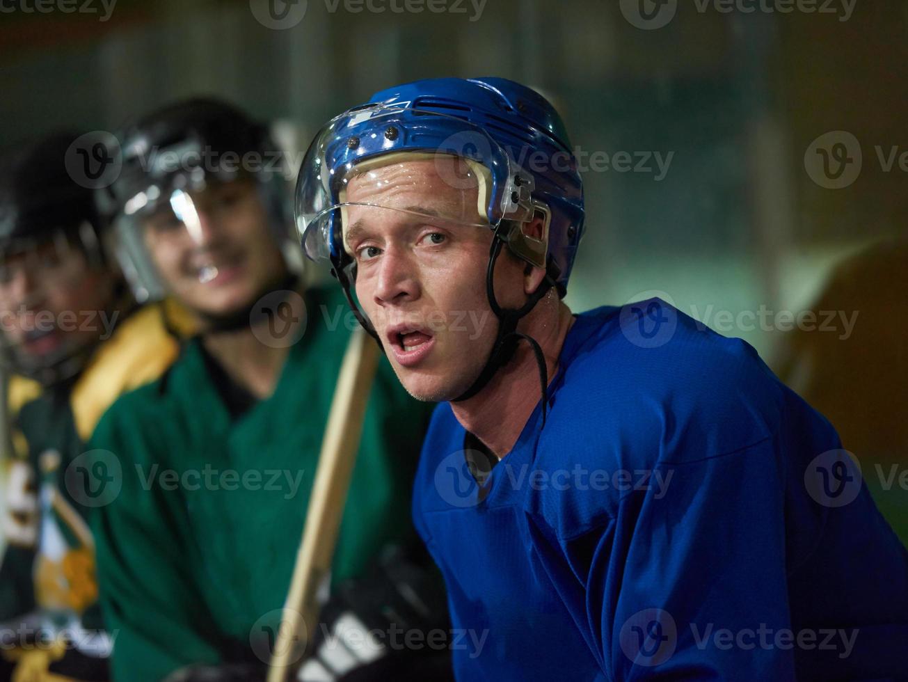 jugadores de hockey sobre hielo en el banco foto