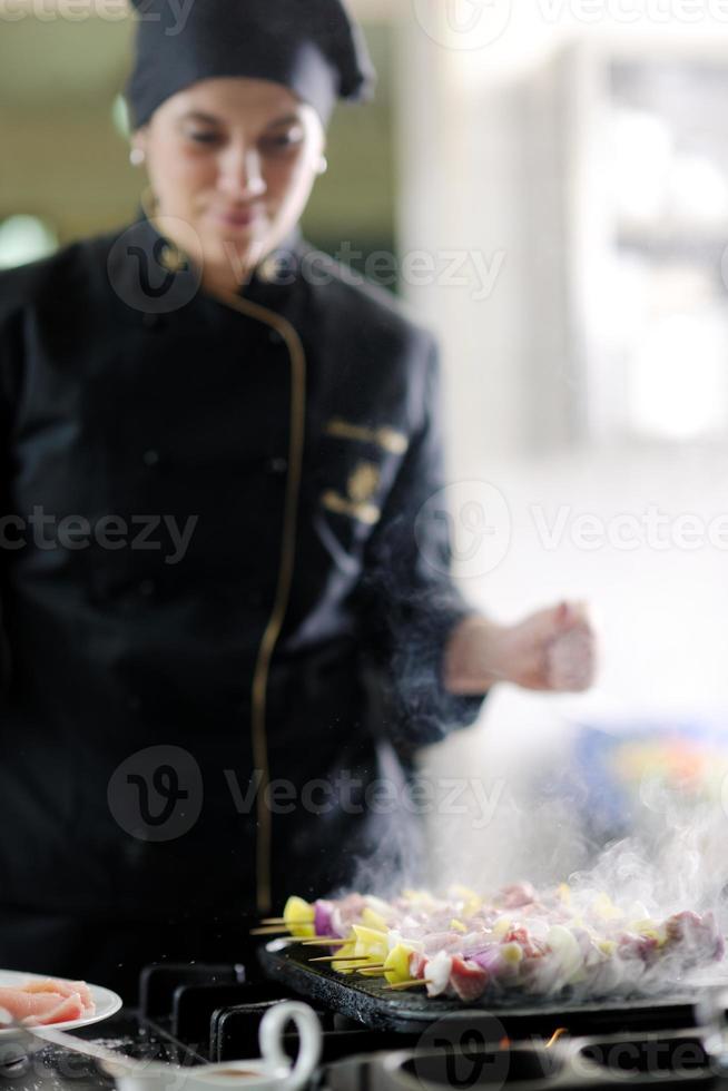 chef preparando comida foto