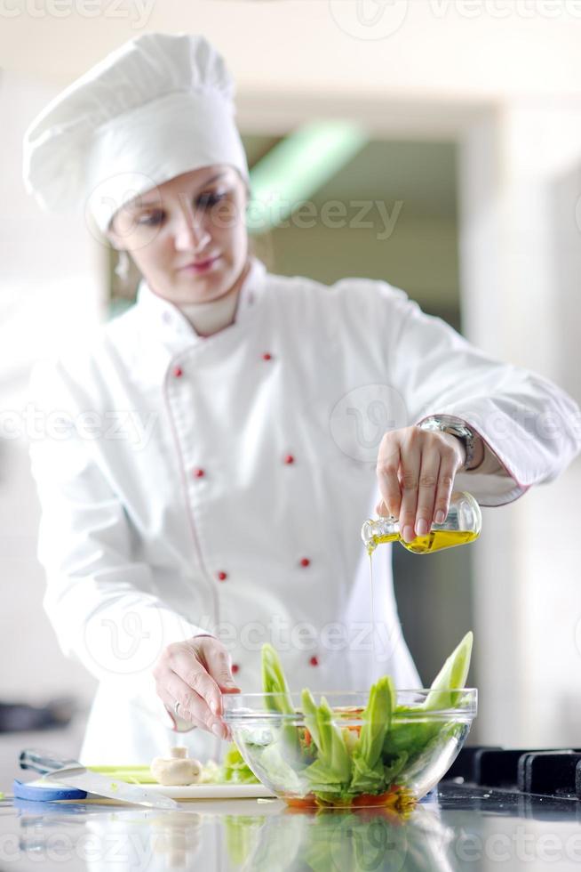 chef preparando comida foto