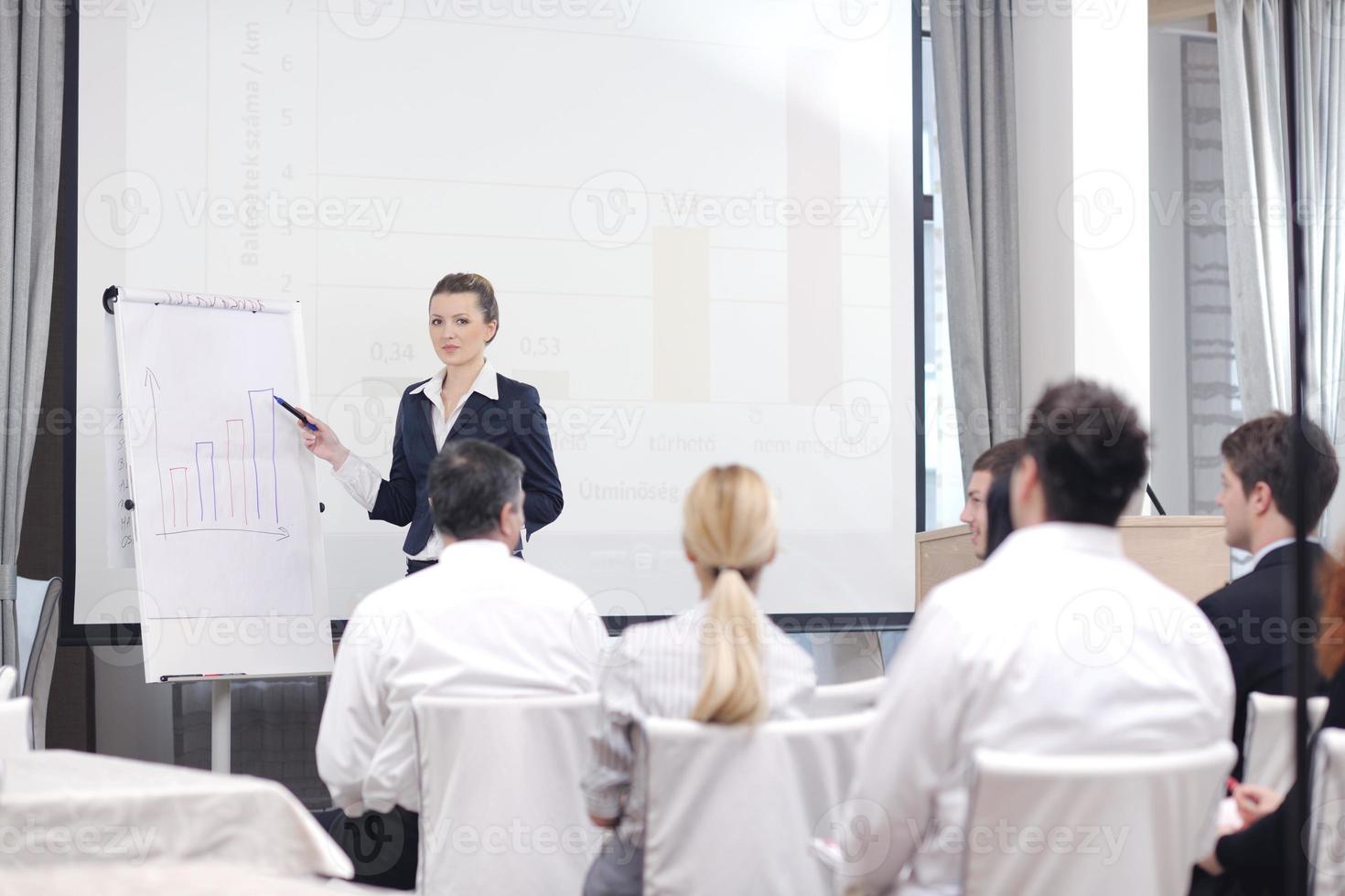 mujer de negocios dando presentación foto