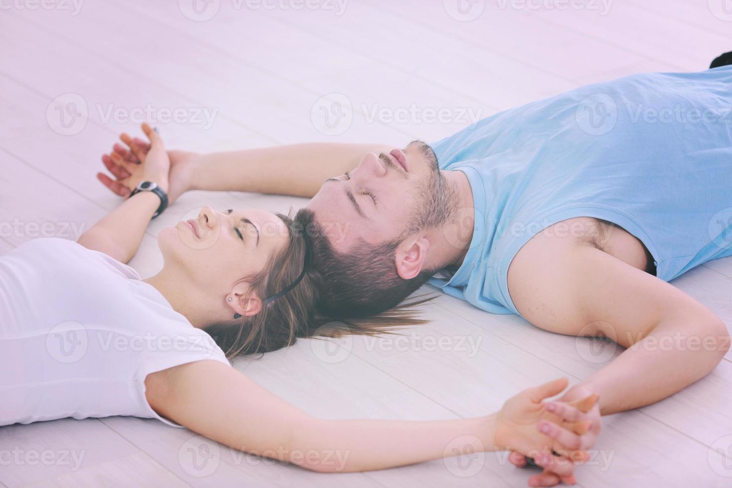 feliz pareja joven entrenamiento físico y diversión foto