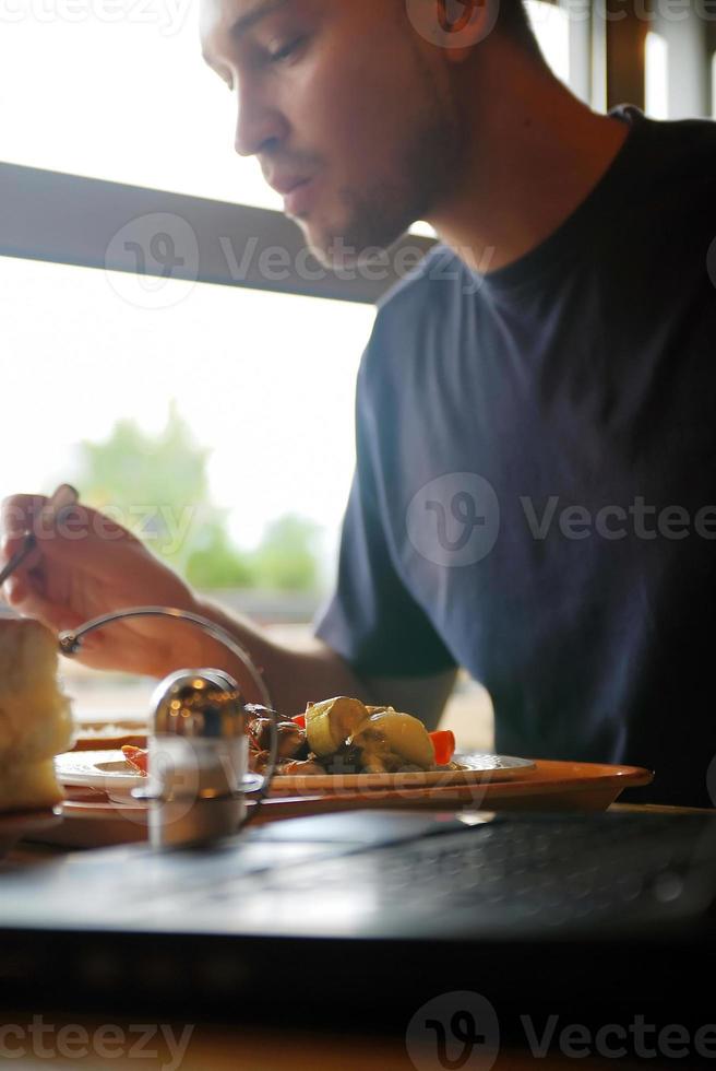 hombre comiendo comida saludable en un restaurante foto