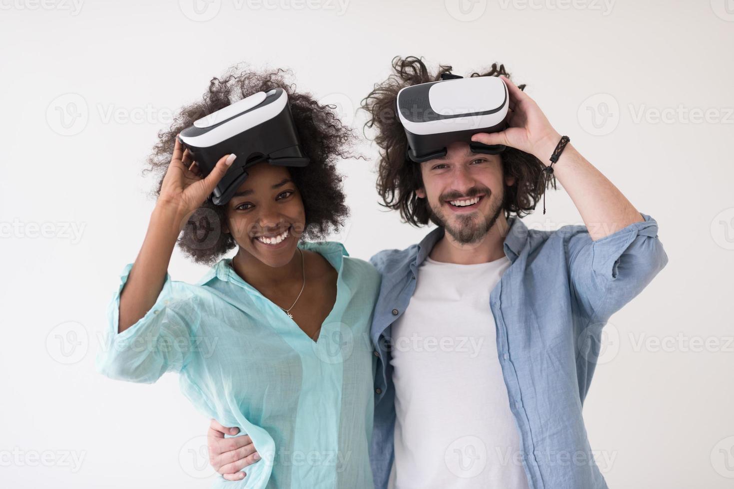 pareja multiétnica obteniendo experiencia usando gafas de auriculares vr foto