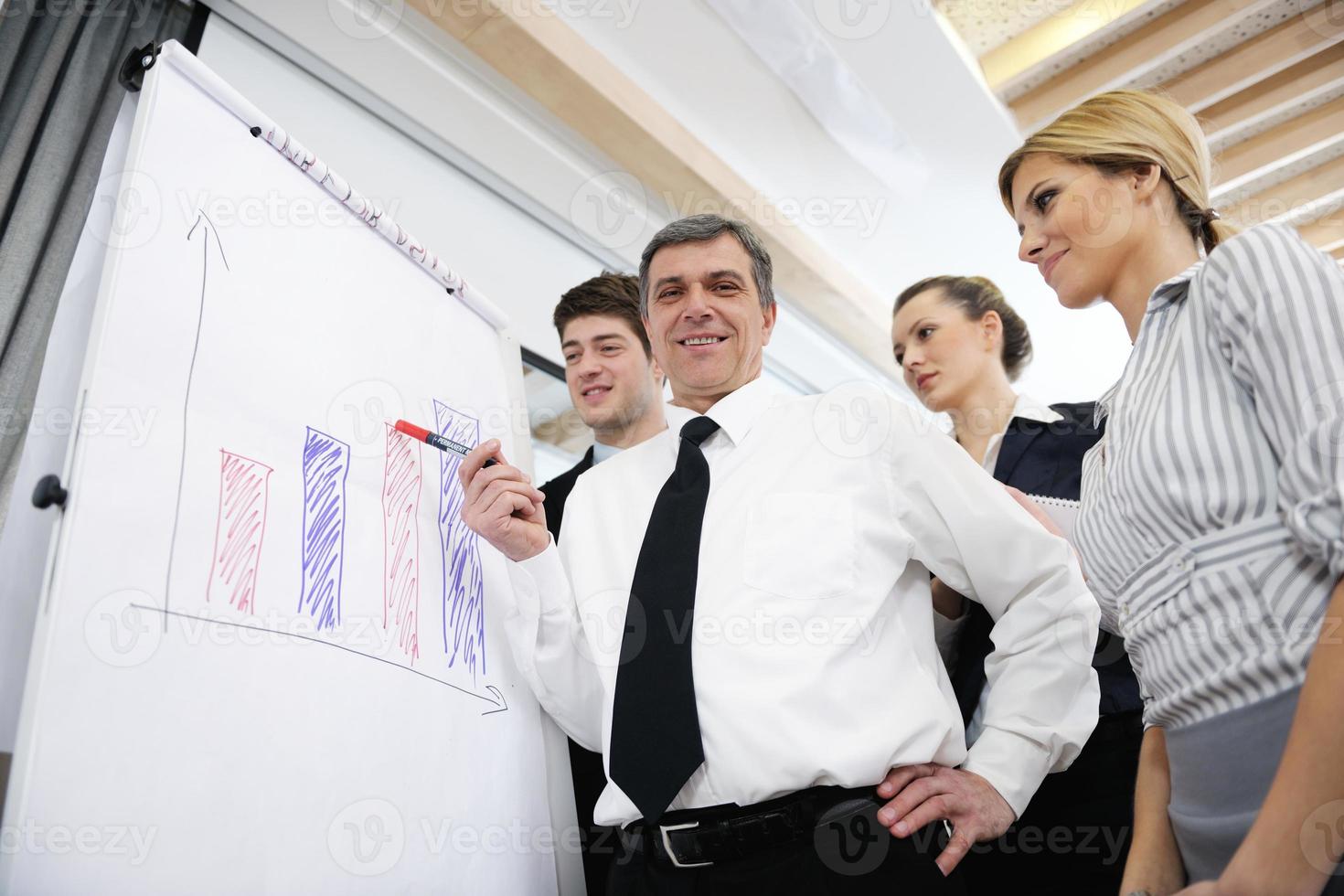 hombre de negocios senior dando una presentación foto