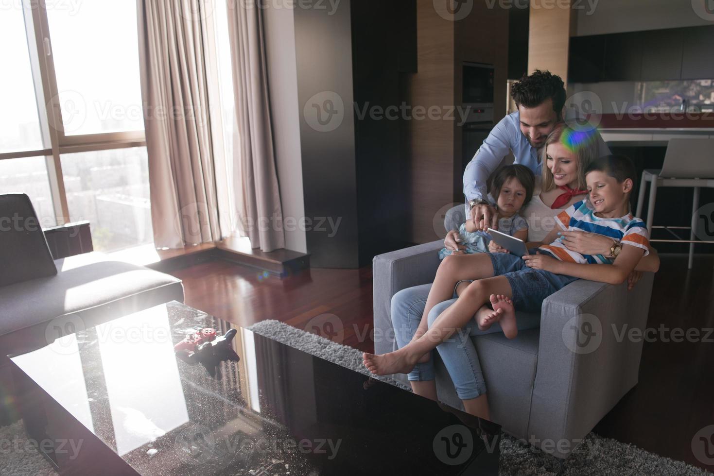 feliz pareja joven pasando tiempo con los niños foto