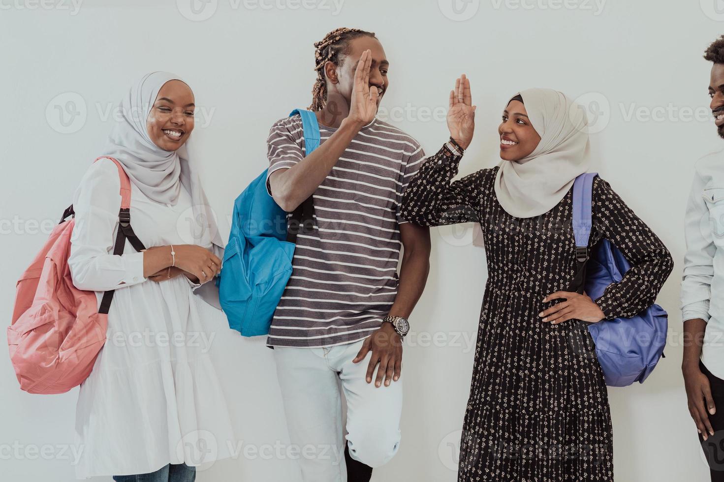 foto de un grupo de estudiantes africanos felices hablando y reuniéndose juntos trabajando en la tarea niñas usando hiyab musulmán sudanés tradicional