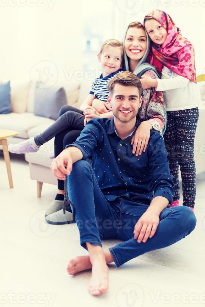 retrato de una joven y feliz familia musulmana moderna foto