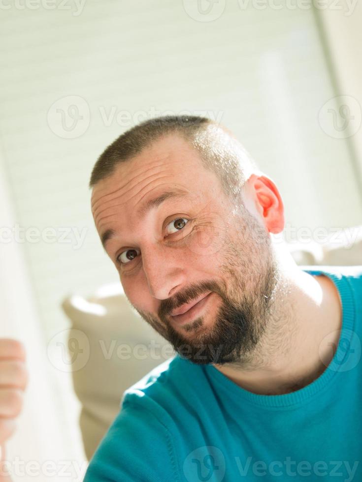 joven feliz relajándose en casa foto