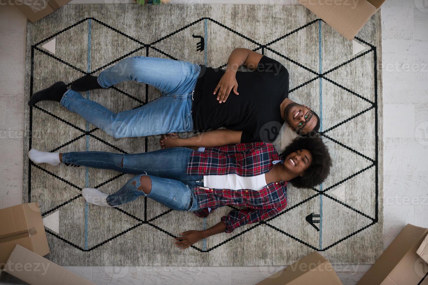 vista superior de la atractiva joven pareja afroamericana foto