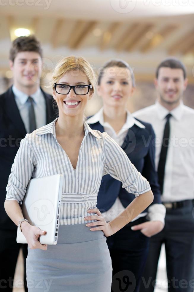 mujer de negocios de pie con su personal en la conferencia foto