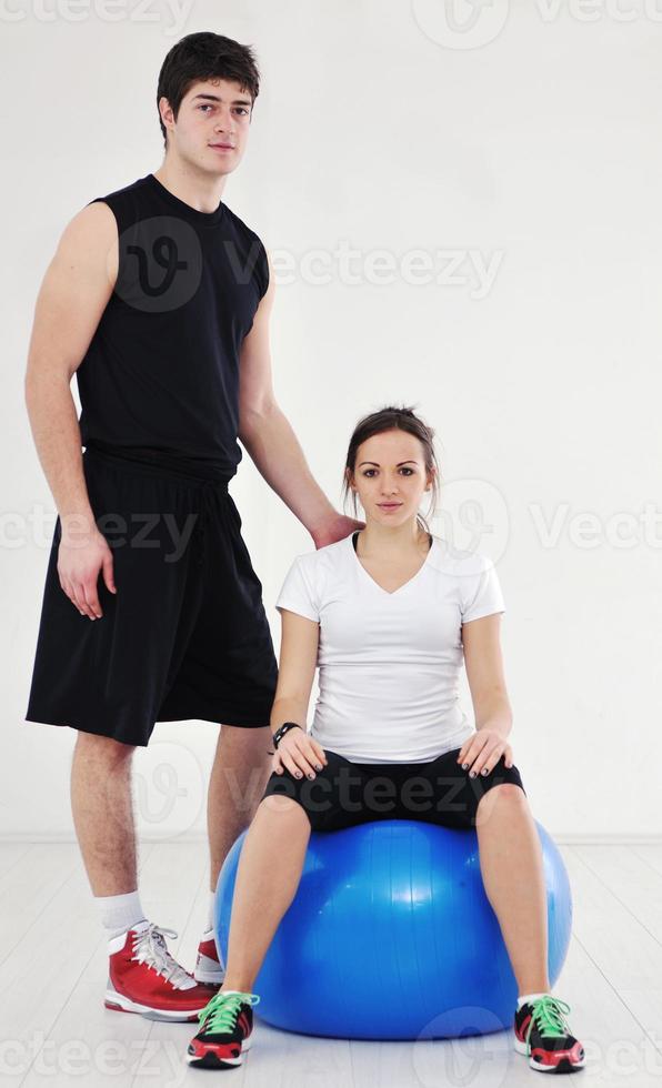 feliz pareja joven entrenamiento físico y diversión foto