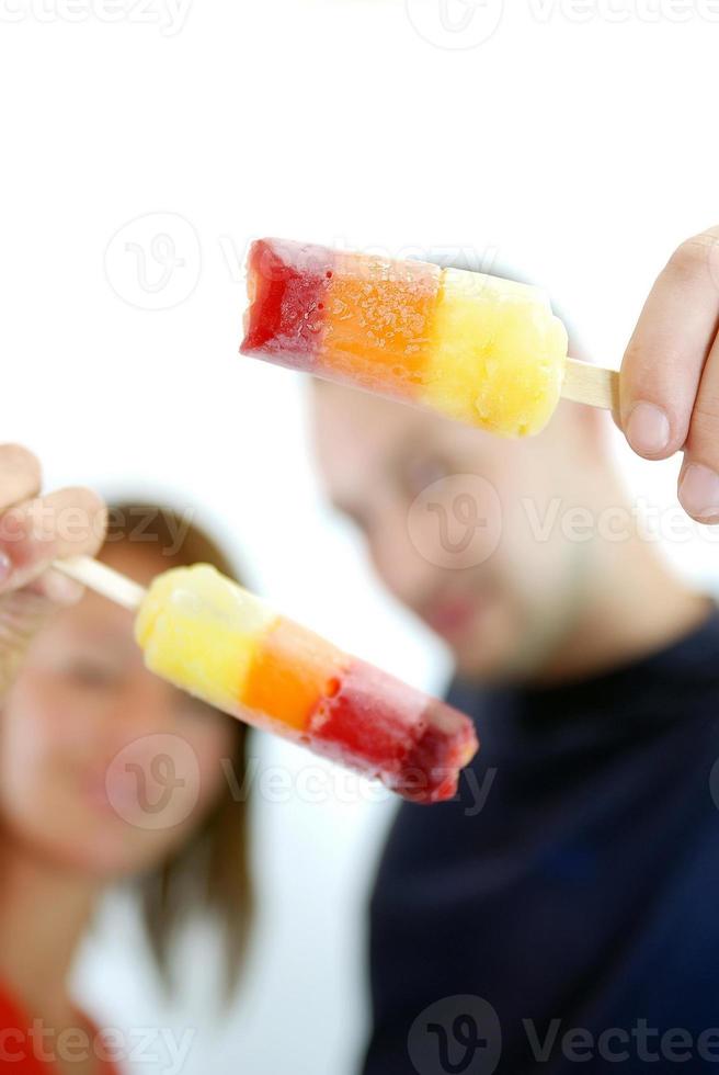 comiendo palitos de helado foto