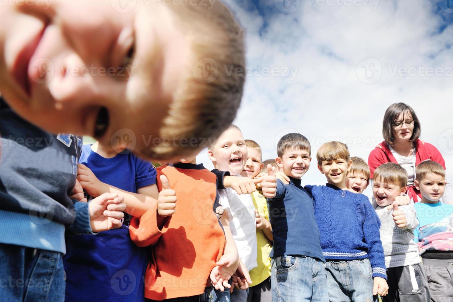 los niños en edad preescolar al aire libre se divierten foto