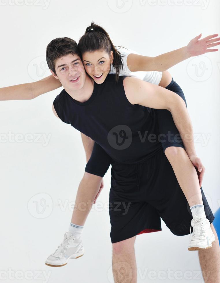 feliz pareja joven entrenamiento físico y diversión foto