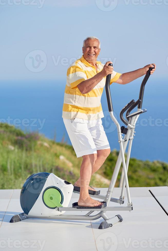 hombre mayor sano haciendo ejercicio foto