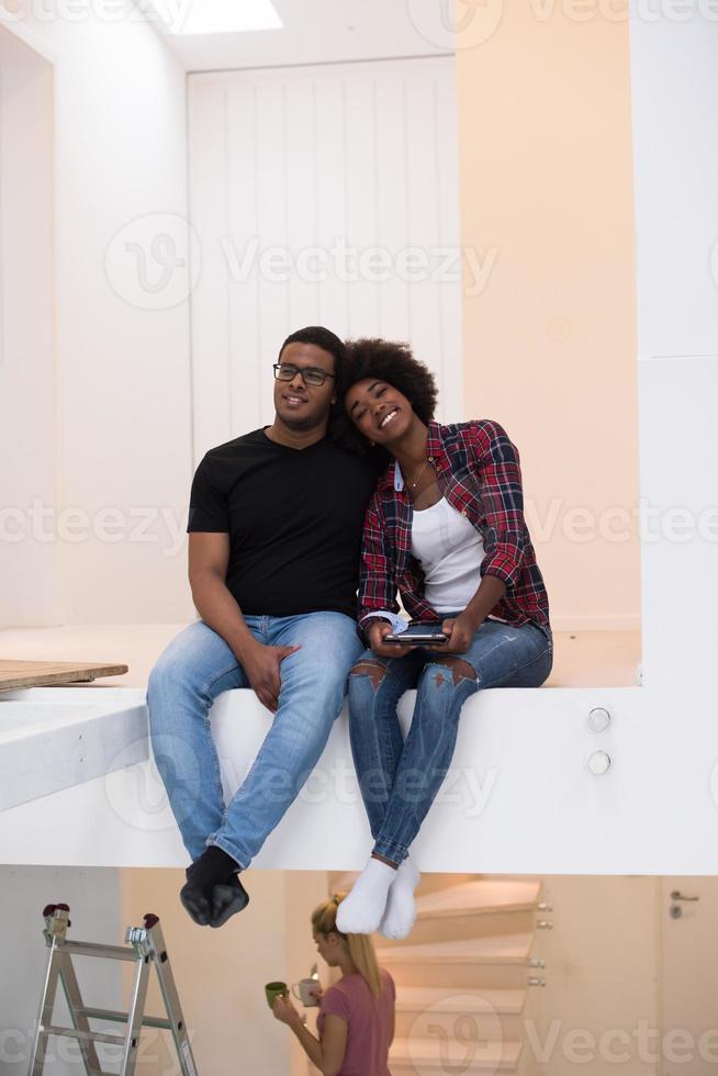 pareja que tiene un descanso durante la mudanza a una nueva casa foto