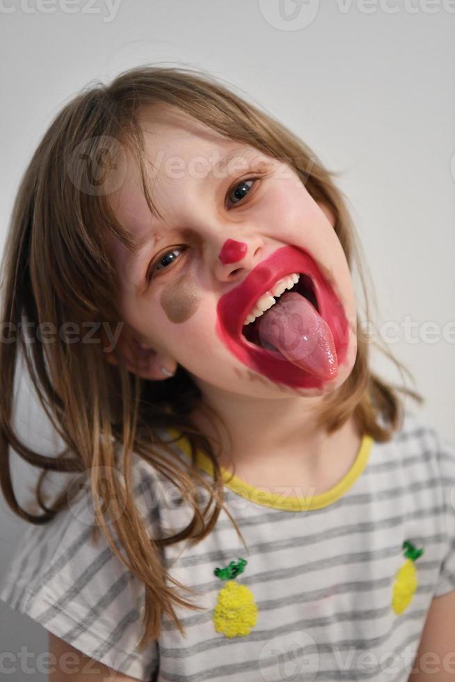 niña jugando con el maquillaje de mamá foto