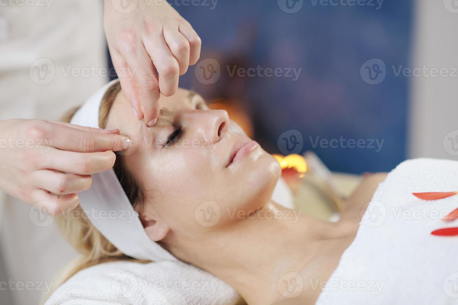 Hermosa mujer joven en el spa foto