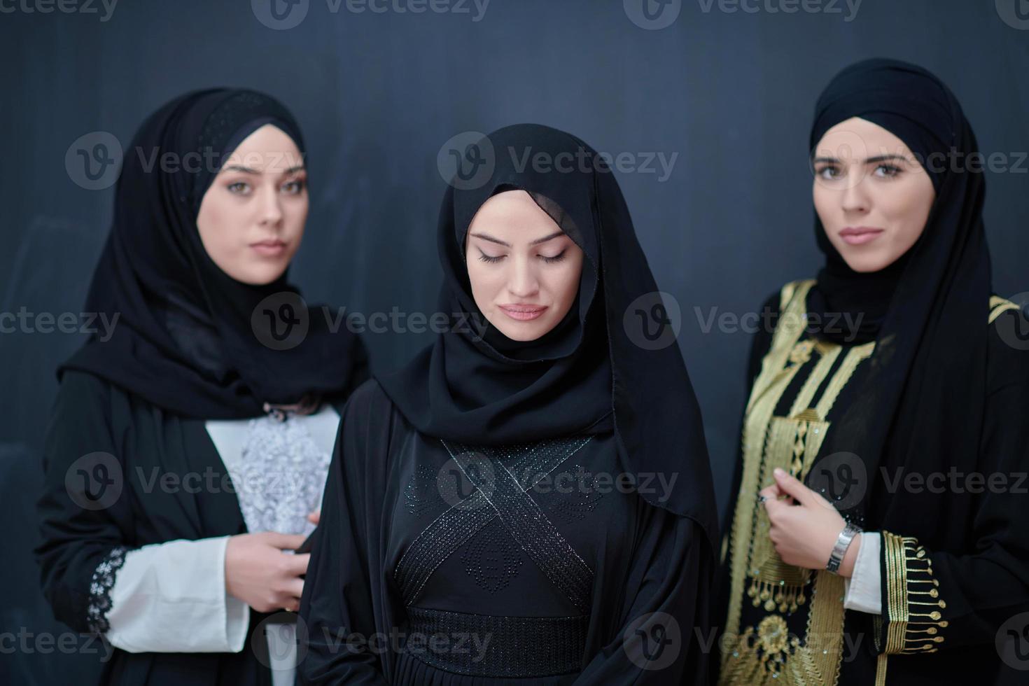 retrato de mujeres árabes vestidas con ropa tradicional o abaya foto