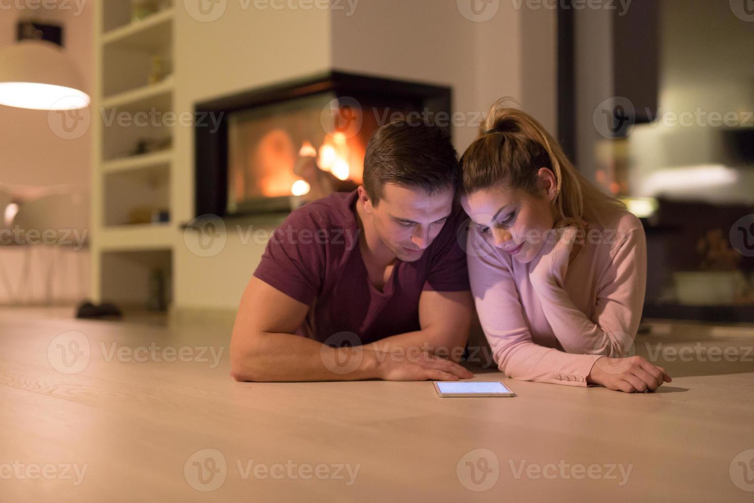 pareja joven usando tableta digital en la fría noche de invierno foto
