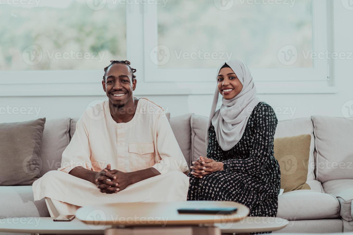 pareja musulmana africana en casa en ramadán leyendo el libro de holly islam del corán. foto
