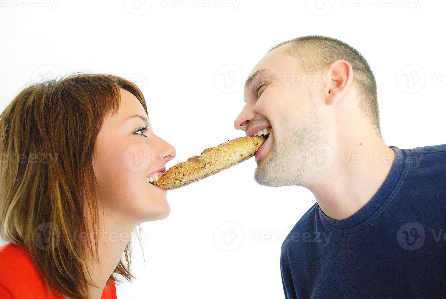 pareja feliz comiendo croissant foto