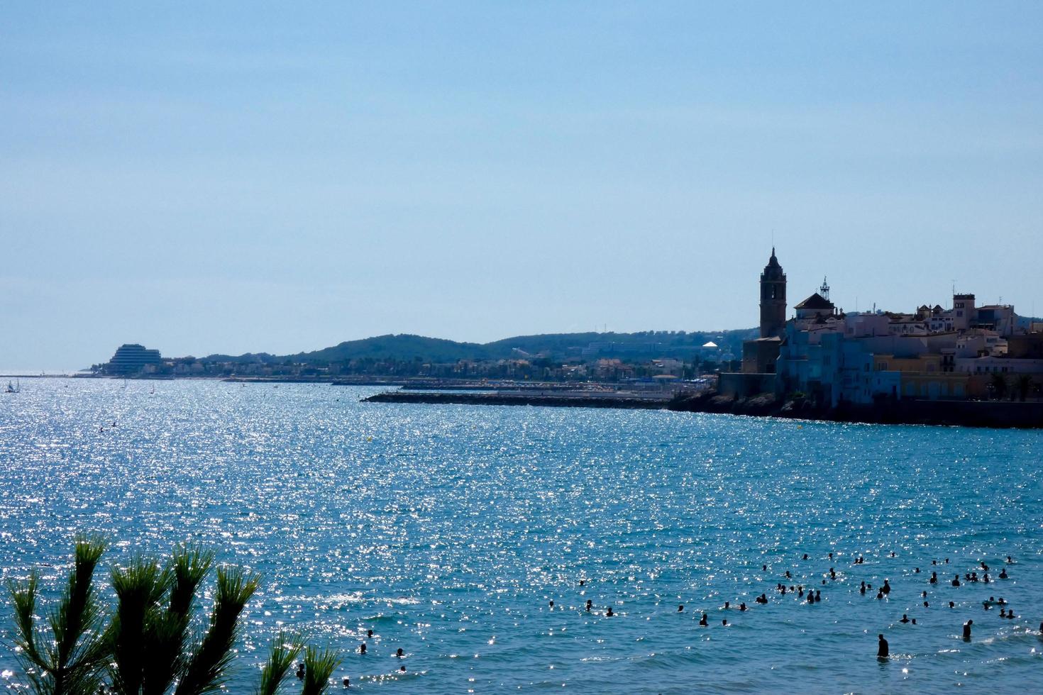 vistas de la hermosa ciudad de sitges en la costa mediterránea catalana. foto