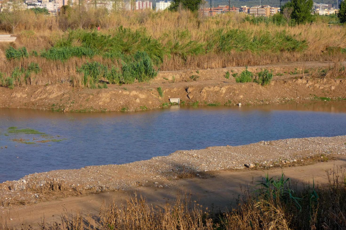 río llobregat a su paso por las inmediaciones de la ciudad de barcelona. foto